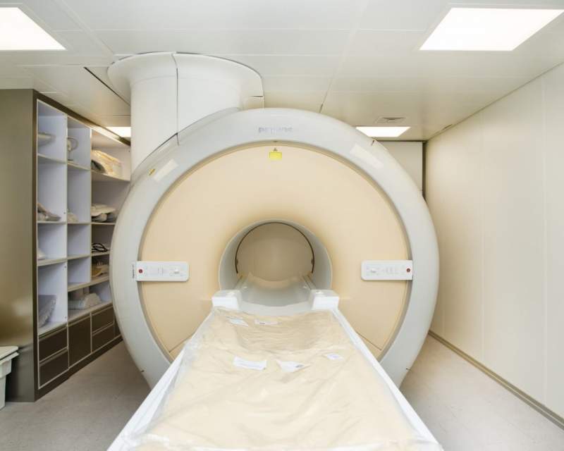 علت مناقصه خرید پنج دستگاه MRI در شرایط دولت انتقالی چیست؟